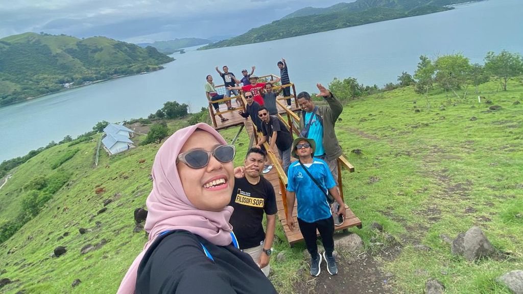 Wisatawan domestik menikmati pemandangan alam Warloka, Labuan Bajo, Manggarai Barat, NTT